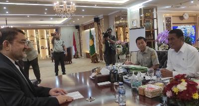 Iranian Ambassador to Jakarta met with the Minister of Agriculture of Indonesia